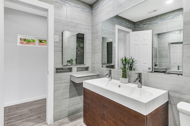 2735 Grafton Ave, Dallas, TX 75211 - full bath with vanity and wood finished floors