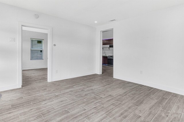 2735 Grafton Ave, Dallas, TX 75211 - unfurnished room featuring light wood-style flooring, recessed lighting, and a smoke detector
