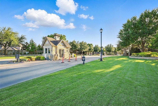 415 Fountainview Dr, Irving, TX 75039 - view of property's community with a yard