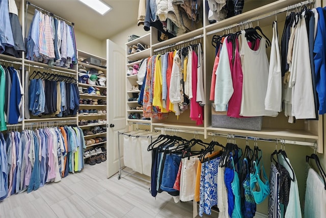 415 Fountainview Dr, Irving, TX 75039 - view of walk in closet