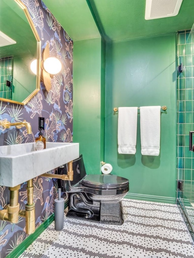 104 Crestwood Dr, Fort Worth, TX 76107 - full bathroom featuring wallpapered walls, a stall shower, and toilet