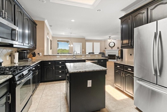 1407 Deer Hollow Dr, Arlington, TX 76002 - kitchen featuring stainless steel appliances, crown molding, a sink, ceiling fan, and tasteful backsplash