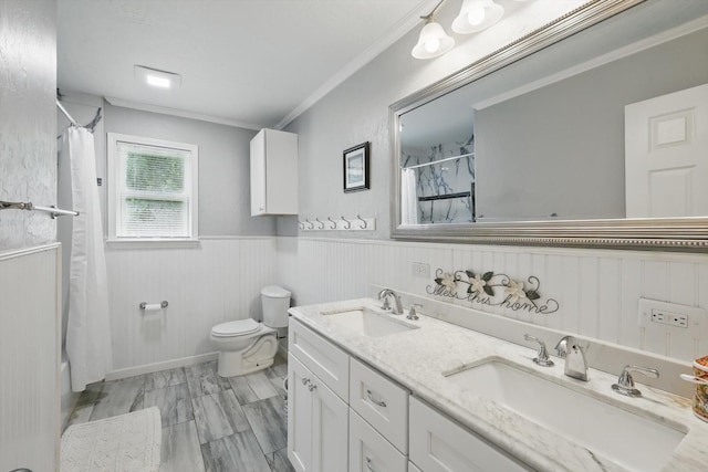 1520 Oakhurst Scenic Dr, Fort Worth, TX 76111 - full bath featuring double vanity, crown molding, toilet, a wainscoted wall, and shower / bath combo with shower curtain