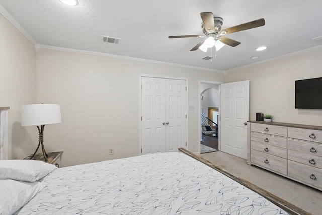 1520 Oakhurst Scenic Dr, Fort Worth, TX 76111 - bedroom with ornamental molding, recessed lighting, arched walkways, a closet, and ceiling fan