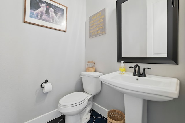 1301 Limestone Ridge Rd, Mansfield, TX 76063 - bathroom featuring baseboards, toilet, tile patterned flooring, and a sink
