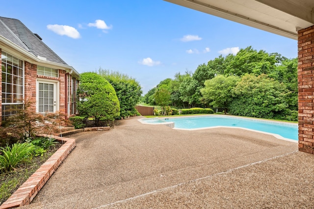 8005 Jefferson Cir, Colleyville, TX 76034 - view of swimming pool with a patio area, a pool with connected hot tub, and view of wooded area