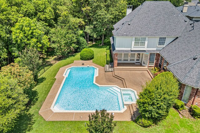 8005 Jefferson Cir, Colleyville, TX 76034 - view of pool featuring a patio area, a yard, and a pool with connected hot tub