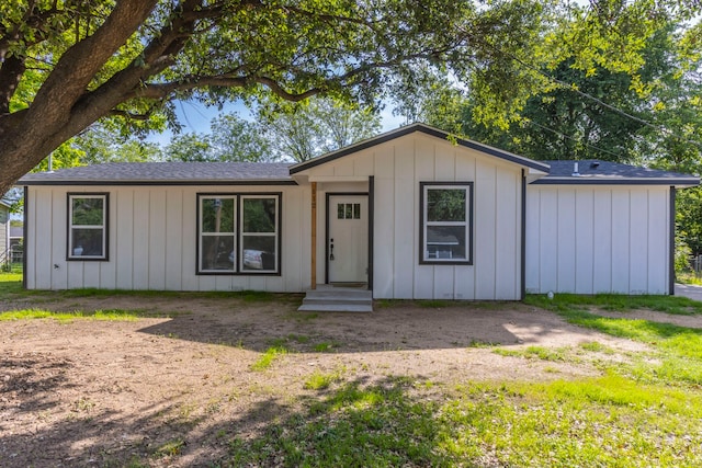 112 S Lakeview Dr, Lacy Lakeview, TX 76705 - ranch-style house featuring a shingled roof and board and batten siding