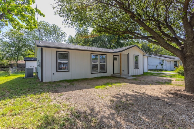 112 S Lakeview Dr, Lacy Lakeview, TX 76705 - ranch-style home featuring central AC unit and board and batten siding