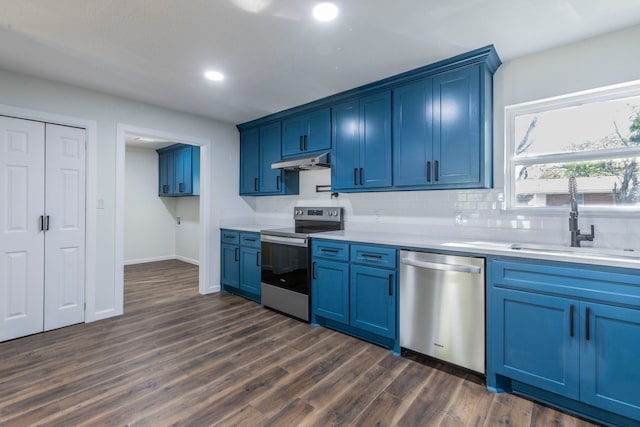 112 S Lakeview Dr, Lacy Lakeview, TX 76705 - kitchen with appliances with stainless steel finishes, blue cabinetry, a sink, under cabinet range hood, and dark wood-style floors