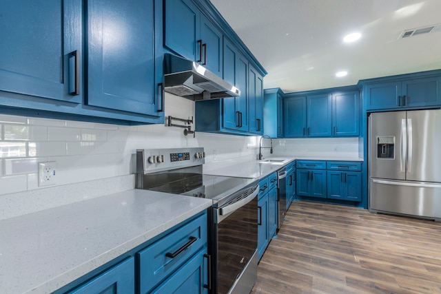 112 S Lakeview Dr, Lacy Lakeview, TX 76705 - kitchen featuring appliances with stainless steel finishes, under cabinet range hood, blue cabinets, a sink, and recessed lighting