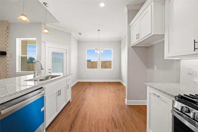 120 Hay Meadow Dr, Winona, TX 75792 - kitchen featuring dishwashing machine, a sink, baseboards, light wood-style floors, and crown molding