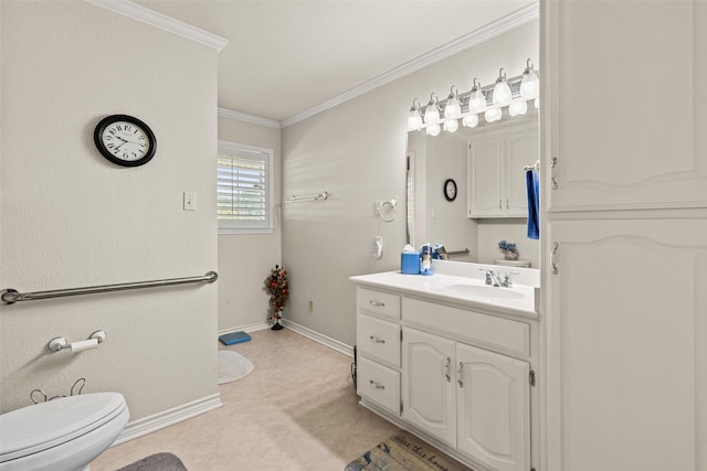 1419 Hinchliffe Rd, Mexia, TX 76667 - bathroom featuring baseboards, vanity, crown molding, and toilet