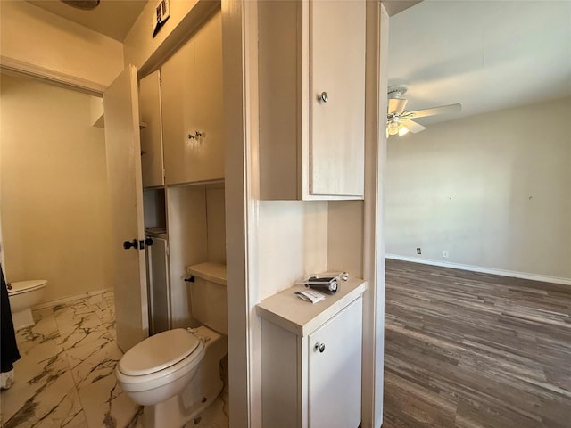 7830 Meadow Park Dr Unit 209, Dallas, TX 75230 - bathroom featuring toilet, baseboards, and a ceiling fan