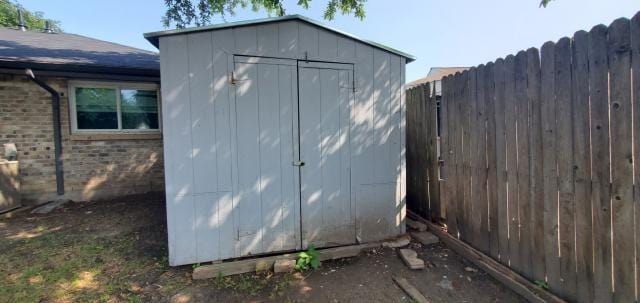 918 Greenbriar Dr, Garland, TX 75043 - view of shed