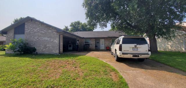 918 Greenbriar Dr, Garland, TX 75043 - ranch-style home with driveway and a front lawn
