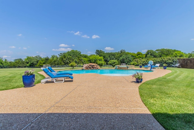 3340 Pleasantville Rd, Midlothian, TX 76065 - view of swimming pool featuring a patio, a pool with connected hot tub, and view of wooded area