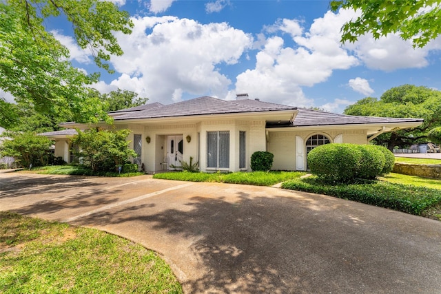 1905 Rockcliff Ct, Arlington, TX 76012 - view of front of home with a chimney and brick siding