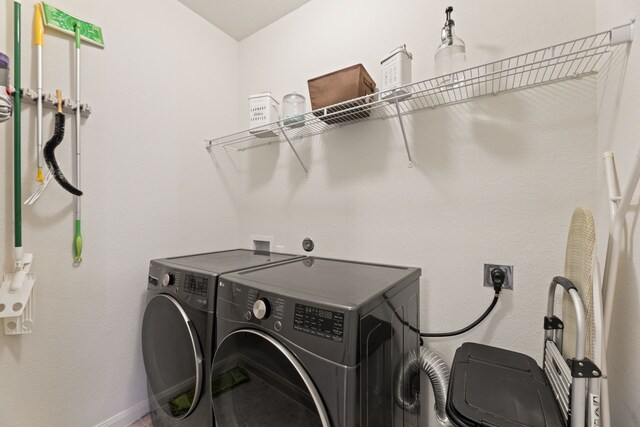 1615 White Mountain Way, Princeton, TX 75407 - washroom featuring washing machine and clothes dryer and baseboards