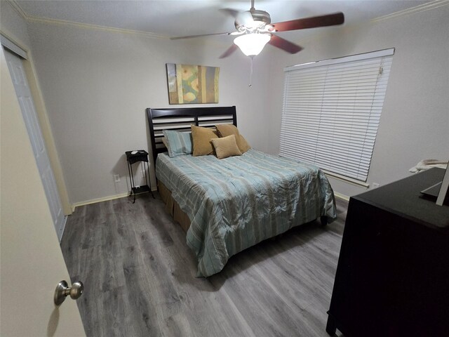 5924 Birchbrook Dr Unit 121, Dallas, TX 75206 - bedroom with wood finished floors, crown molding, a ceiling fan, and baseboards