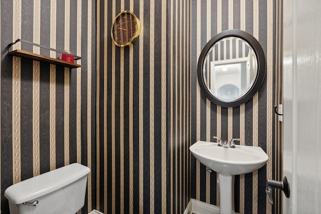 4206 Creekbluff Dr, Rowlett, TX 75088 - half bath featuring toilet and wallpapered walls