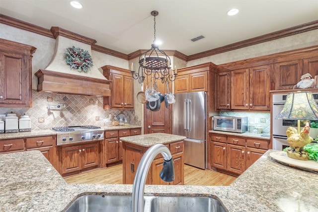 3401 Francesca Ct, Rowlett, TX 75088 - kitchen featuring stainless steel appliances, a sink, light wood-style floors, a chandelier, and ornamental molding