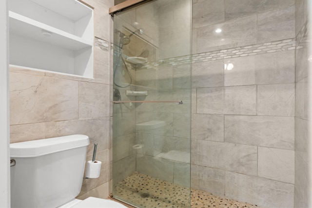 108 Mockingbird Ln, Hillsboro, TX 76645 - bathroom with tiled shower, toilet, and tile walls