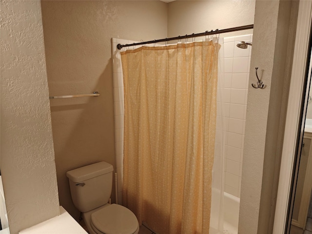 5309 San Mateo Ct, Arlington, TX 76017 - bathroom with a textured wall, shower / tub combo, and toilet