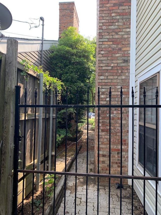 5309 San Mateo Ct, Arlington, TX 76017 - view of gate
