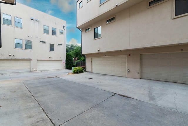 2411 N Hall St Unit 40, Dallas, TX 75204 - view of side of home with stucco siding and an attached garage