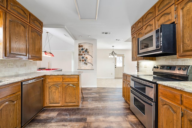 2126 Los Robles St, Grapevine, TX 76051 - kitchen featuring stainless steel appliances, dark wood-style floors, tasteful backsplash, and a peninsula