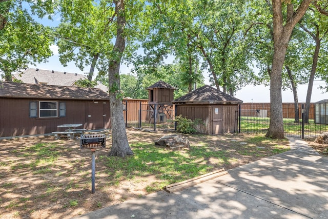 2126 Los Robles St, Grapevine, TX 76051 - view of yard featuring a gate