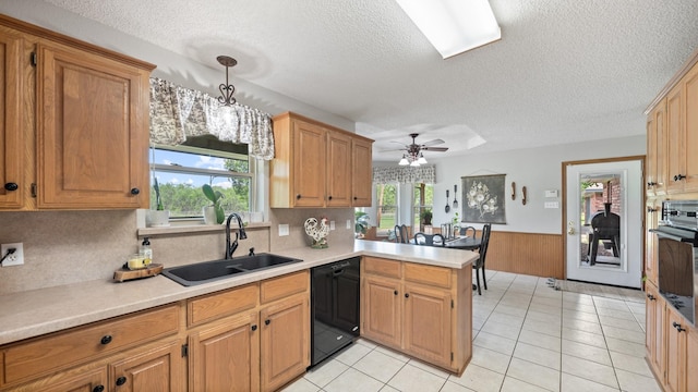 5691 Priscilla Ln, Kaufman, TX 75142 - kitchen featuring black appliances, a sink, a textured ceiling, a peninsula, and a ceiling fan