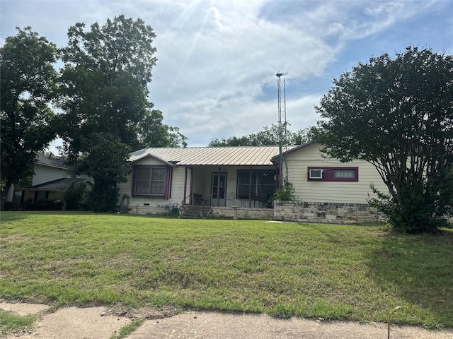 567 N Rice, Hamilton, TX 76531 - ranch-style home with a porch and a front lawn