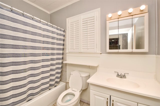 307 Smith St, Hillsboro, TX 76645 - full bathroom featuring ornamental molding, vanity, toilet, and shower / tub combo with curtain