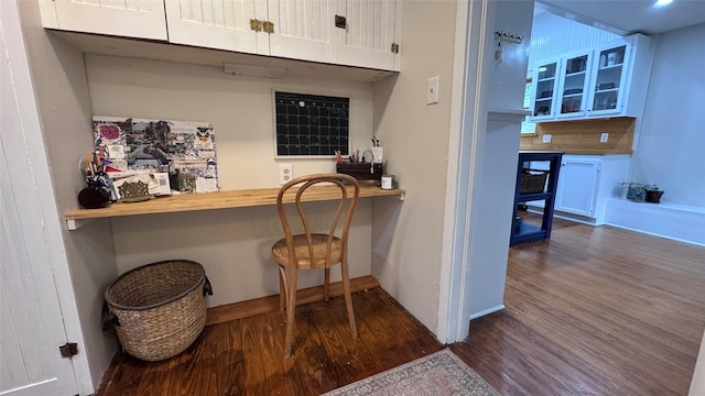 573 S Preston Ave, Van Alstyne, TX 75495 - indoor wet bar with dark wood finished floors and baseboards