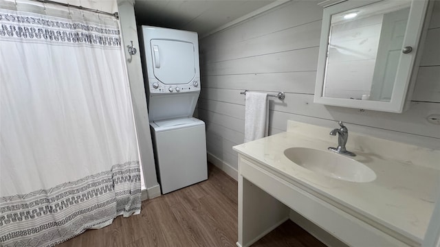 573 S Preston Ave, Van Alstyne, TX 75495 - bathroom featuring stacked washer and clothes dryer, wood finished floors, vanity, toilet, and a shower with curtain
