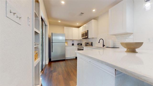 903 Turtle Lake Blvd Unit 268, Irving, TX 75060 - kitchen featuring stainless steel appliances, backsplash, a sink, recessed lighting, and white cabinets