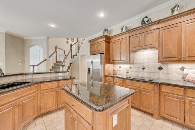 808 Country Club Dr, Heath, TX 75032 - kitchen with stainless steel refrigerator with ice dispenser, a sink, black electric cooktop, a kitchen island, and tasteful backsplash
