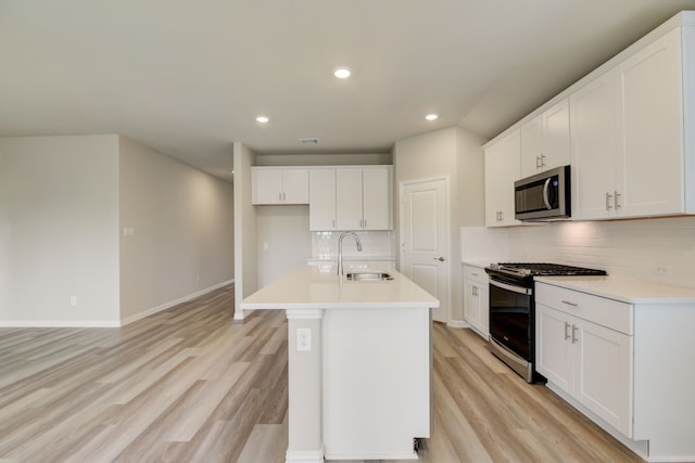 944 Linden Ct, Lavon, TX 75166 - kitchen with appliances with stainless steel finishes, a sink, recessed lighting, light wood-style floors, and tasteful backsplash