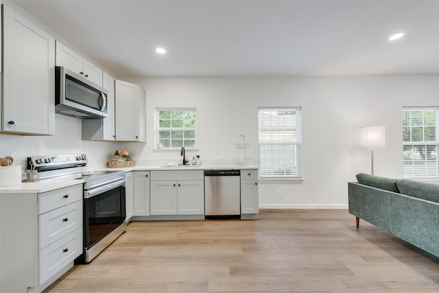 1113 Verbena St, Fort Worth, TX 76104 - kitchen featuring stainless steel appliances, a sink, plenty of natural light, light wood finished floors, and recessed lighting