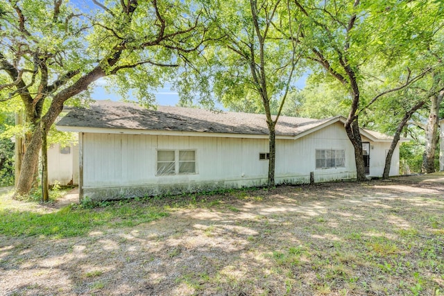 933 El Camino Rd, Waxahachie, TX 75167 - view of side of property featuring a shingled roof