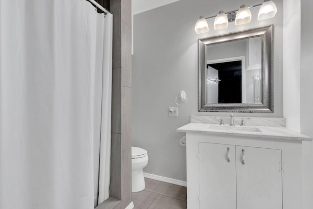 933 El Camino Rd, Waxahachie, TX 75167 - full bathroom with toilet, vanity, baseboards, and curtained shower