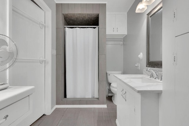 933 El Camino Rd, Waxahachie, TX 75167 - bathroom with toilet, vanity, a shower with curtain, and baseboards