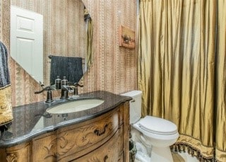 2909 Harkness Dr, Plano, TX 75093 - bathroom featuring wallpapered walls, vanity, and toilet