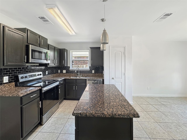 6133 Chalk Hollow Dr, Fort Worth, TX 76179 - kitchen featuring stainless steel appliances, a sink, backsplash, and light tile patterned flooring