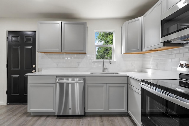 2508 Windsor Ave, Waco, TX 76708 - kitchen featuring stainless steel appliances, a sink, light wood-style flooring, and light countertops