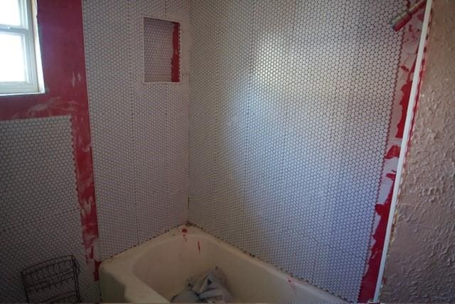 3409 Reed St, Fort Worth, TX 76119 - detailed view of a tub to relax in