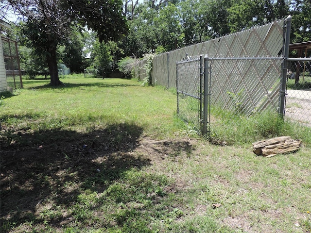 622 N Race, Stephenville, TX 76401 - view of yard with a gate
