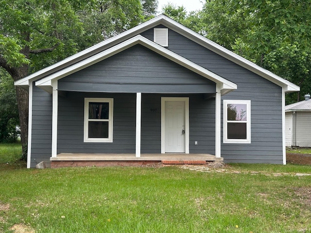 907 Davis St S, Sulphur Springs, TX 75482 - bungalow-style home with covered porch and a front lawn